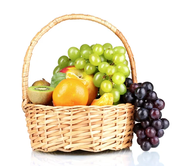 Спелые сочные фрукты в корзине — стоковое фото
