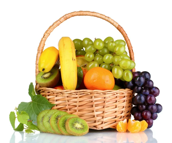 Zralé šťavnaté ovoce v košíku — Stock fotografie
