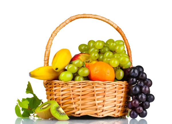 Zralé šťavnaté ovoce v košíku — Stock fotografie