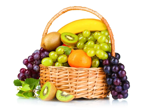 Frutos suculentos maduros na cesta — Fotografia de Stock
