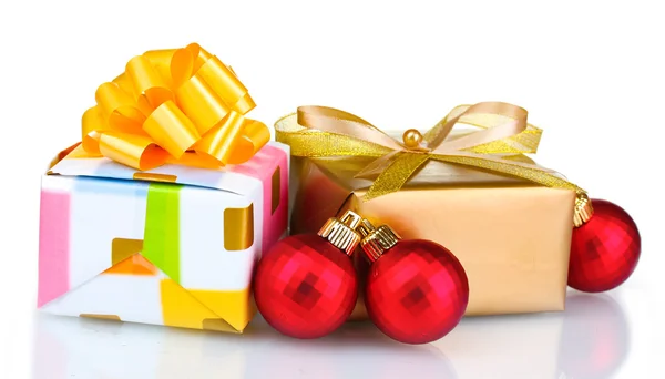 Belo presente brilhante e decoração de Natal — Fotografia de Stock