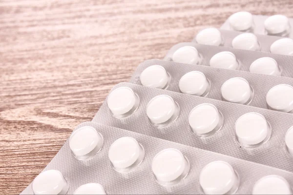 Tablettes médicales sur table en bois — Photo