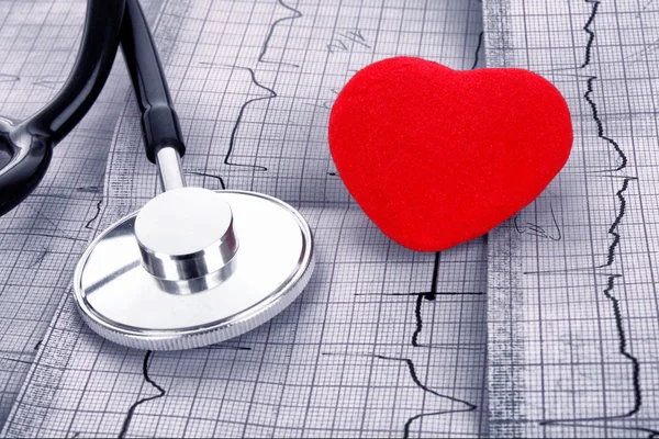 Stetoskop na EKG i czerwone serce — Zdjęcie stockowe