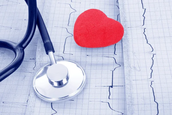 Sztetoszkóp, EKG és piros szív — Stock Fotó