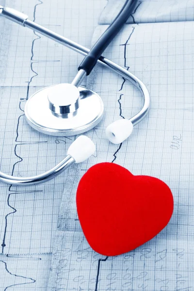Стетоскоп на ЭКГ и красном сердце — стоковое фото