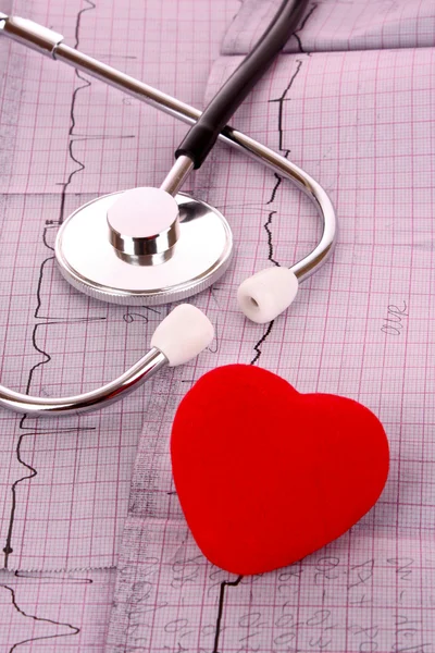 听诊器心电图和红色的心 — 图库照片