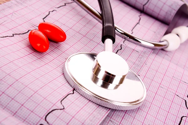 Az EKG és tabletták sztetoszkóp — Stock Fotó