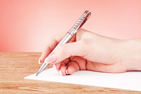 Stift in Hand schreiben auf Papier — Stockfoto