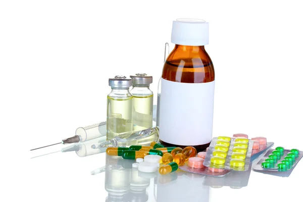Orvosi palackok, ampulla, fecskendő és tabletták — Stock Fotó