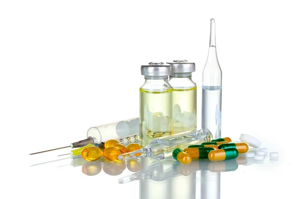 Ampollas médicas, jeringa y pastillas — Foto de Stock