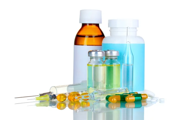 Медицинские бутылки, ампулы, шприц и таблетки — стоковое фото