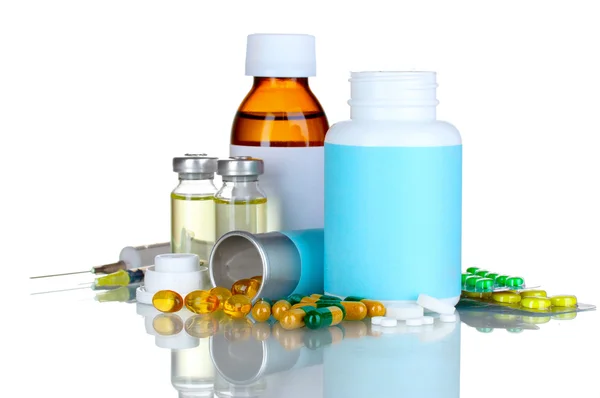 Frascos médicos, ampolla, jeringa y pastillas — Foto de Stock