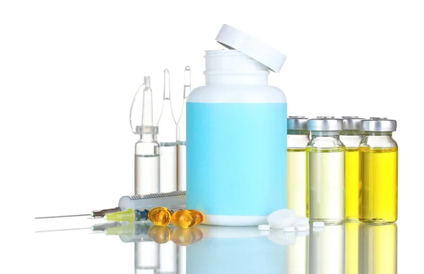 Медицинские бутылки, ампулы, шприц и таблетки — стоковое фото