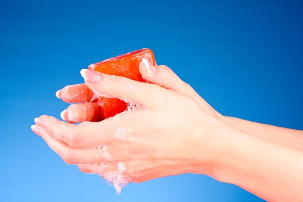 Τα χέρια σας με σαπούνι σε μπλε φόντο — Φωτογραφία Αρχείου