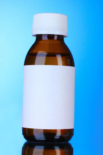 Flytande medicin i glasflaska och piller — Stockfoto