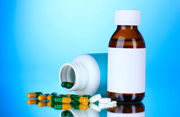 Medicinska flaskor och piller — Stockfoto