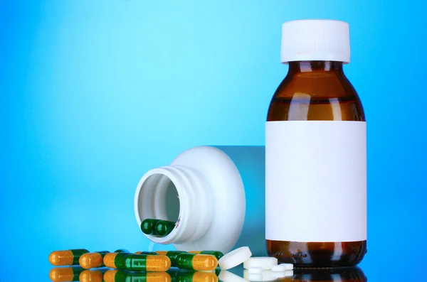 Medicinska flaskor och piller — Stockfoto