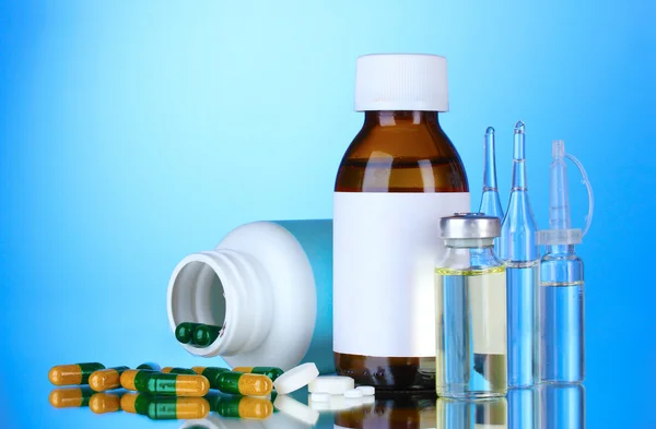 Frascos médicos, ampollas y pastillas — Foto de Stock