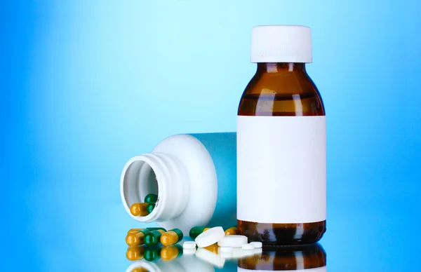 Lékové láhve a pilulky — Stock fotografie