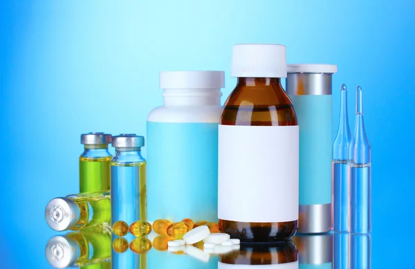 Orvosi palackok, ampullák és tabletták — Stock Fotó