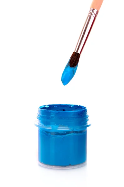 Borstel close-up duik in blauwe aquarel gouache verf — Stockfoto