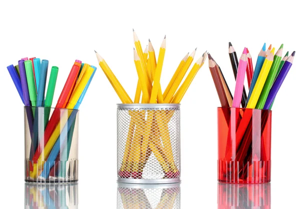 Marcadores brilhantes e lápis de cor em suportes — Fotografia de Stock