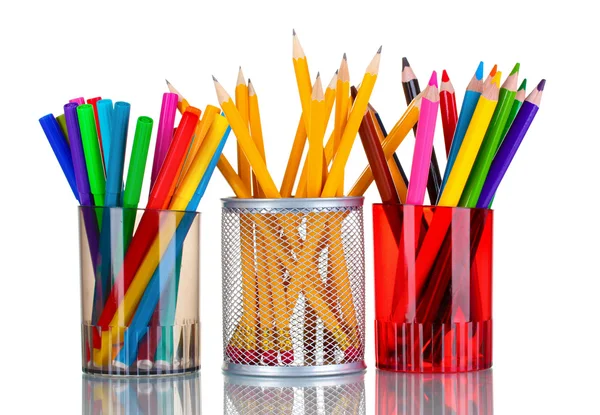 Marcadores y lápices de colores brillantes en los titulares —  Fotos de Stock
