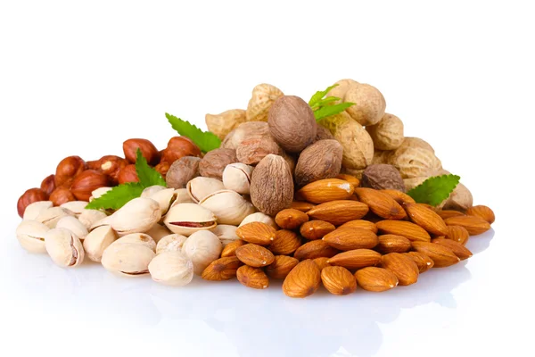 Nootmuskaat, pinda's, amandelen en pimpernoten (pistaches) — Stockfoto