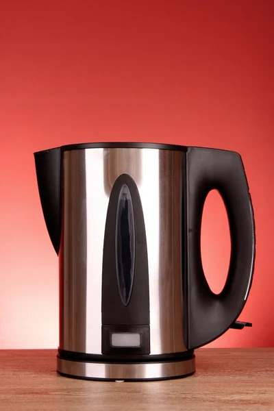 Електричний чайник на червоному тлі — стокове фото