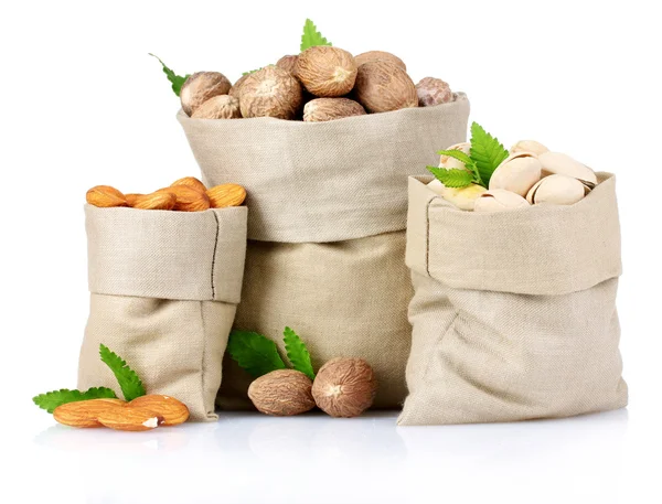 Muskot, pistagenötter och mandel i påsar — Stockfoto