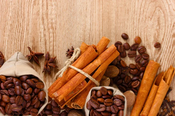 Skořice, káva, muškátový oříšek a lískových ořechů na dřevěné pozadí — Stock fotografie