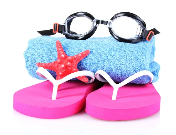 Glazen voor zwemmen, handdoek en strand schoenen — Stockfoto