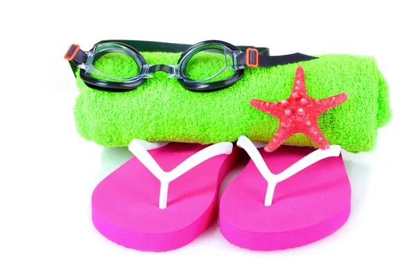 Brýle na plavání, ručník a plážové obuvi — Stock fotografie