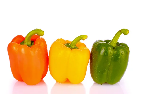 Tre paprika isolerad på vit — Stockfoto