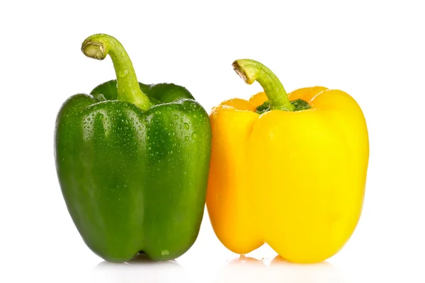 Dvě papriky izolované na bílém — Stock fotografie