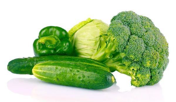 Зеленые овощи изолированы на белом — стоковое фото