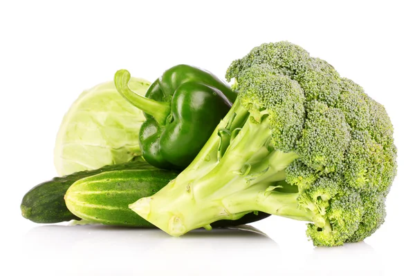 Yeşil sebzeler üzerinde beyaz izole — Stok fotoğraf