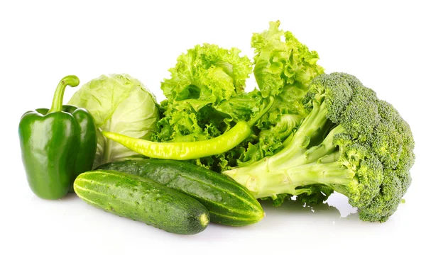 白で隔離される緑の野菜 — ストック写真