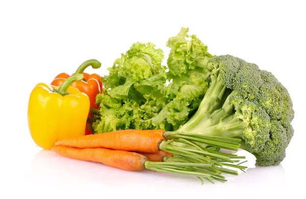 Un conjunto de verduras frescas aisladas en blanco — Foto de Stock