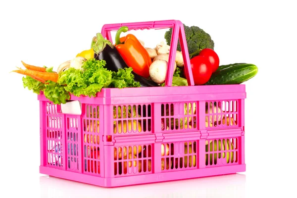 Un conjunto de verduras en cesta de plástico aislado en blanco —  Fotos de Stock