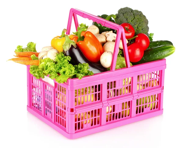 Набор овощей в пластиковой корзине изолированы на белом — стоковое фото