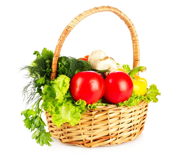 Zestaw warzyw w wricker kosz na białym tle — Zdjęcie stockowe