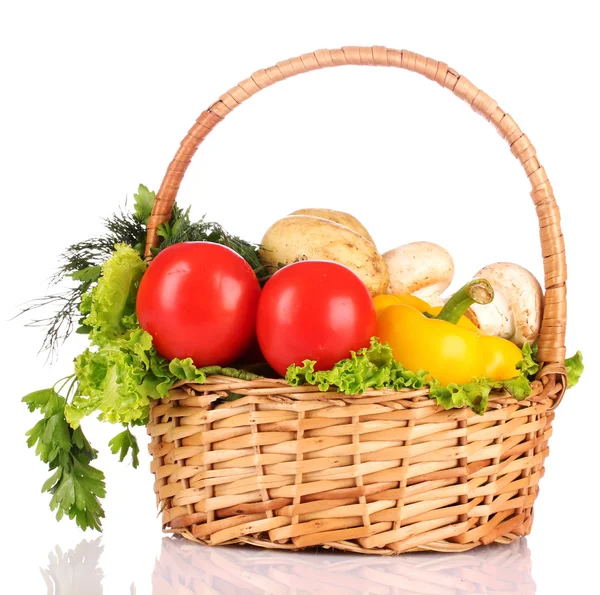 Sada zeleniny v wricker košíku izolované na bílém — Stock fotografie