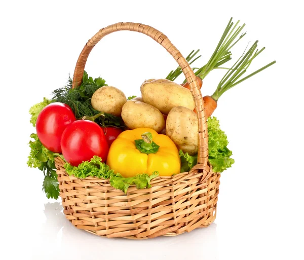 一套的白色上孤立的 wricker 购物篮中的蔬菜 — 图库照片