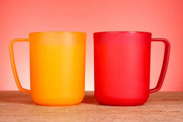 赤い背景の上の 2 つのカップ — ストック写真