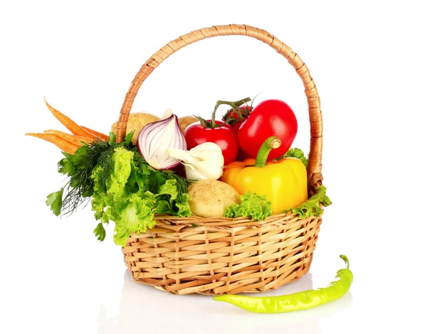 Набір овочів у плетеному кошику ізольовані на білому — стокове фото