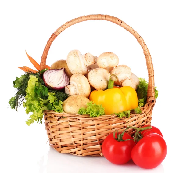 Eine Reihe von Gemüse in wricker Korb isoliert auf weiß — Stockfoto