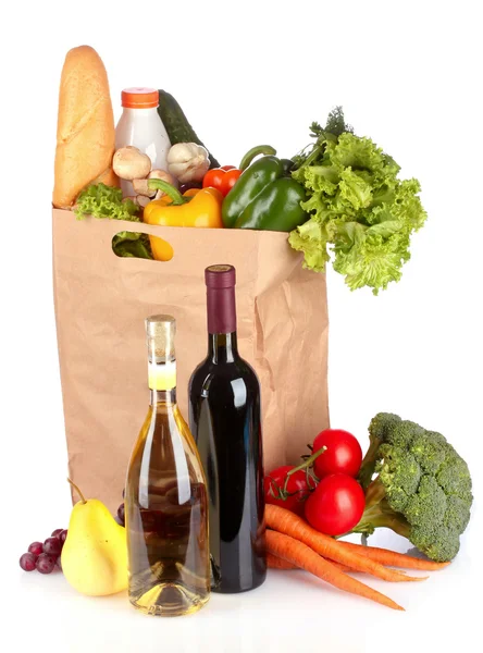 Kağıt torba ve şarap şişeleri üzerinde beyaz izole sebze — Stok fotoğraf