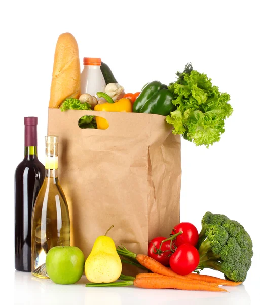 Légumes en sac de papier et bouteilles de vin isolés sur blanc — Photo