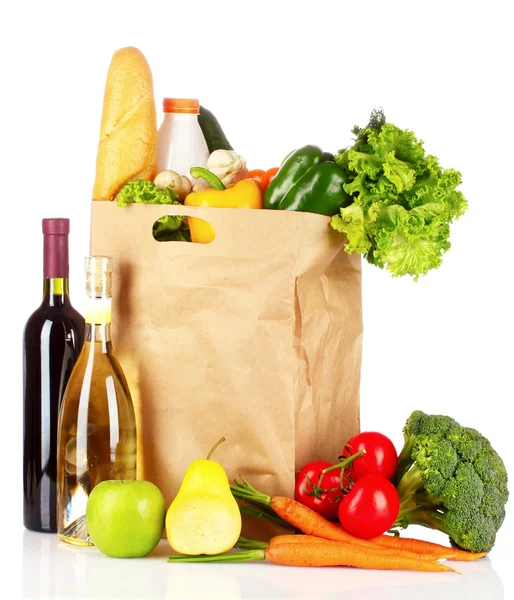 Verduras en bolsa de papel y botellas de vino aisladas en blanco — Foto de Stock